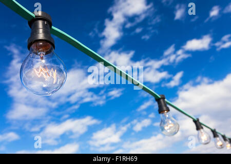 Ciel bleu de l'ampoule de la pensée de chaîne concept moment ampoules à filament Banque D'Images