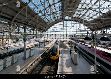 L'intérieur de la gare Manchester Piccadilly sur une journée ensoleillée. Banque D'Images