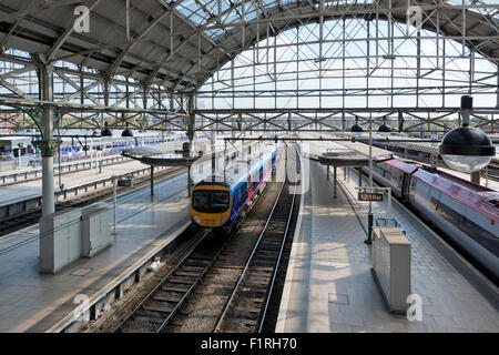 L'intérieur de la gare Manchester Piccadilly sur une journée ensoleillée. Banque D'Images