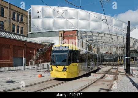 La rénovation de la gare Victoria de Manchester, comme un tramway Metrolink émerge du TLR Banque D'Images