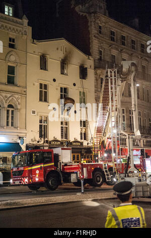 Londres, Royaume-Uni. 06 Septembre, 2015. 35 lutte contre les pompiers un incendie à la Taverne sur le Strand Lyceum. Six pompiers de Soho, Lambeth et Euston a assisté. 50 personnes ont quitté l'immeuble y compris les appartements au-dessus de la pub grâce à un détecteur de fumée. Le troisième étage et la mezzanine ont été endommagés dans l'incendie. Credit : Pete Maclaine/Alamy Live News Banque D'Images