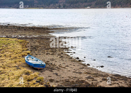 Un vieux bateau sur la rive du lac Long dans Arrochar, Scotland Banque D'Images