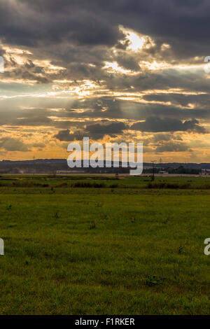Plus de coucher de soleil spectaculaire green field Banque D'Images