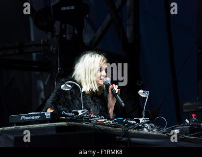 Northiam, Surrey, Angleterre, Royaume-Uni. 5e septembre 2015. DJ vétéran, communicateur et animateur Annie Nightingale apparaît à la Rock 'n' Chevaux event in support of Prostate Cancer UK, tenue à Kraanlei 2 park Polo Club, Ewhurst, Surrey. Annie a joué une sélection de morceaux de musique comme l'ensemble était en cours de préparation pour l'événement principal, l'exécution par la réunification de faces. Credit : Graham Prentice/Alamy Live News Banque D'Images