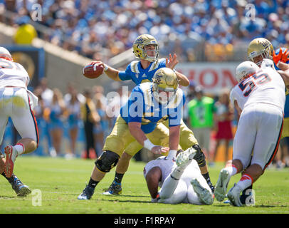 Pasadena, CA. 12Th Mar, 2015. UCLA Bruins freshman quarterback (3) Josh Rosen s'apprête à faire une passe au cours de la Virginia Cavaliers vs UCLA Bruins match de football. Classé 13e défaite 34-16 de l'UCLA en Virginie, le samedi 5 septembre 2015 au Rose Bowl de Pasadena, Californie. (Crédit obligatoire : Juan Lainez/MarinMedia.org/Cal Sport Media) (photographe complet, et de crédit requis) © csm/Alamy Live News Banque D'Images