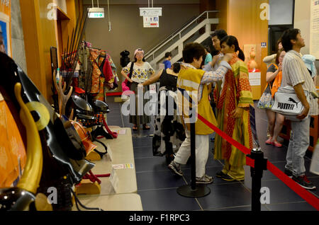 Traveler porter style japonais kimono pour prendre une photo au château d'Osaka le 10 juillet 2015 à Osaka, Japon Banque D'Images