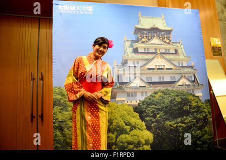 Traveler porter style japonais kimono pour prendre une photo au château d'Osaka le 10 juillet 2015 à Osaka, Japon Banque D'Images