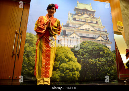 Traveler porter style japonais kimono pour prendre une photo au château d'Osaka le 10 juillet 2015 à Osaka, Japon Banque D'Images