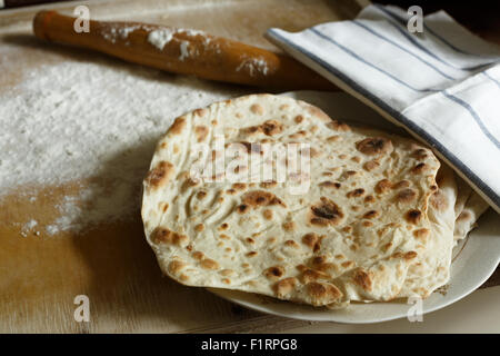 Lavash arménien traditionnel fait maison (pain) sur table en bois. Banque D'Images