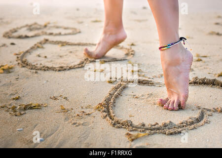 Les jambes de womans on beach Banque D'Images