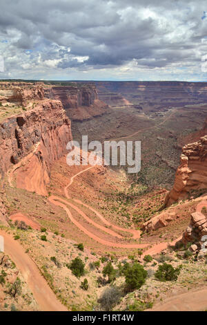 Donnant sur Shafer Canyon et la Shafer Trail de la région du cou, de l'île dans le ciel en District Canyonlands National Park Banque D'Images