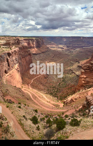 Donnant sur Shafer Canyon et la Shafer Trail de la région du cou, de l'île dans le ciel en District Canyonlands National Park Banque D'Images