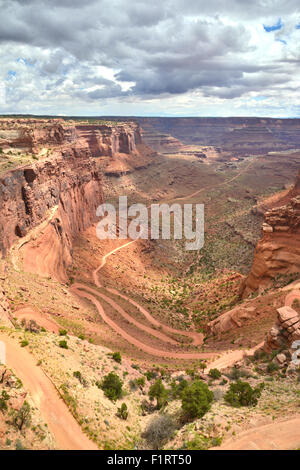 Donnant sur Shafer Canyon et la Shafer Trail de la région du cou, de l'île dans le ciel en District Canyonlands National Park Banque D'Images