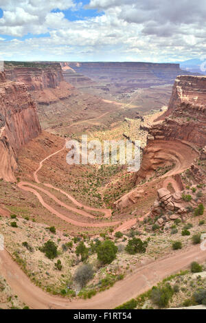 Donnant sur Shafer Canyon et la Shafer Trail de la région du cou, de l'île dans le ciel en District Canyonlands National Park Banque D'Images