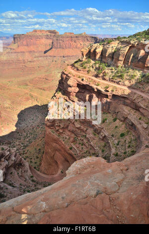 Donnant sur Shafer Canyon et la Shafer Trail de la région du cou, de l'île dans le ciel en District Canyonlands National Park Banque D'Images