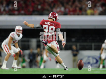 09 septembre 2015 : Alabama Crimson Tide place kicker Adam Griffith # 99 dans un défenseur de NCAA Football jeu classique entre le Wisconsin Badgers et l'Alabama Crimson Tide chez AT&T Stadium à Arlington, TX Texas défait Wisconsin 35-17 Albert Pena/CSM Banque D'Images