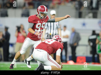 09 septembre 2015 : Alabama Crimson Tide place kicker Adam Griffith # 99 dans un défenseur de NCAA Football jeu classique entre le Wisconsin Badgers et l'Alabama Crimson Tide chez AT&T Stadium à Arlington, TX Texas défait Wisconsin 35-17 Albert Pena/CSM Banque D'Images