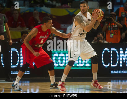 La ville de Mexico, Mexique. Sep 6, 2015. Hector Hernandez du Mexique (R) convoite la la balle avec Angel Vasallo de Porto Rico lors de leur match à la FIBA Americas 2015, tenue à l'hôtel Palacio de los Deportes, dans la ville de Mexico, capitale du Mexique, le 6 septembre, 2015. Le Mexique a gagné le match. Crédit : Oscar Ramirez/Xinhua/Alamy Live News Banque D'Images