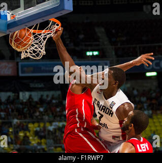 La ville de Mexico, Mexique. Sep 6, 2015. Canada's Andrew Nicholson (C) dunks pendant le match contre le Panama à la FIBA Americas 2015, tenue à l'hôtel Palacio de los Deportes, dans la ville de Mexico, capitale du Mexique, le 6 septembre, 2015. Le Canada a gagné le match. Credit : Isaias Hernandez/NOTIMEX/Xinhua/Alamy Live News Banque D'Images