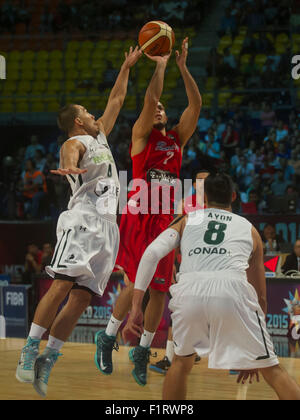 La ville de Mexico, Mexique. Sep 6, 2015. Du Mexique Paul Stoll (L) rivalise pour le bal avec Javier Gonzalez (C) de Puerto Rico au cours de leur match à la FIBA Americas 2015, tenue à l'hôtel Palacio de los Deportes, dans la ville de Mexico, capitale du Mexique, le 6 septembre, 2015. Le Mexique a gagné le match. Crédit : Oscar Ramirez/Xinhua/Alamy Live News Banque D'Images