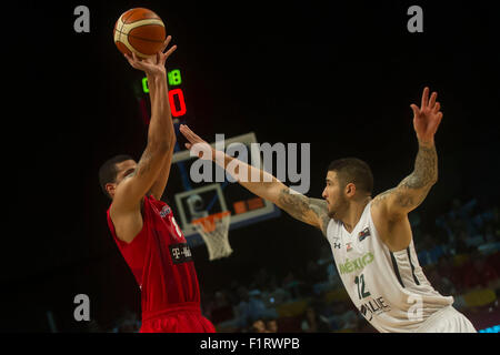 La ville de Mexico, Mexique. Sep 6, 2015. Hector Hernandez du Mexique (R) convoite la la balle avec Angel Vasallo de Porto Rico lors de leur match à la FIBA Americas 2015, tenue à l'hôtel Palacio de los Deportes, dans la ville de Mexico, capitale du Mexique, le 6 septembre, 2015. Le Mexique a gagné le match. Crédit : Oscar Ramirez/Xinhua/Alamy Live News Banque D'Images