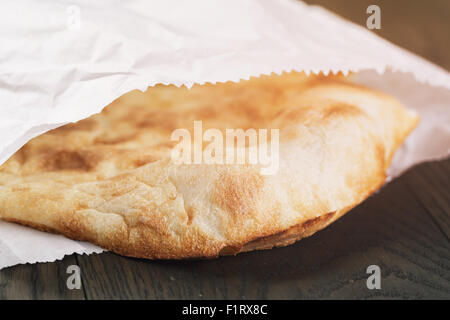 Des petits pains plats sur table en bois Banque D'Images