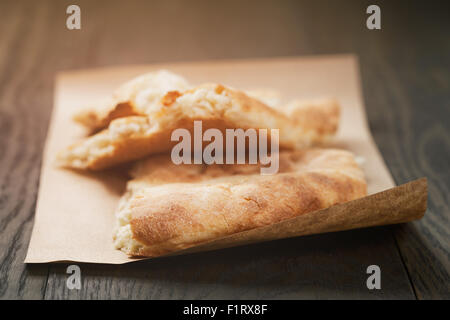 Des petits pains plats sur table en bois Banque D'Images