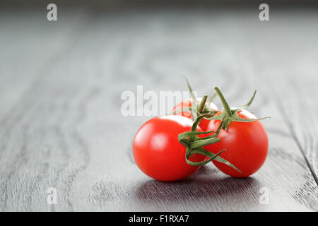 Tomates mûres sur table en bois Banque D'Images