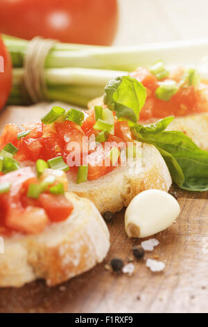 Bruschetta maison avec des tomates Banque D'Images