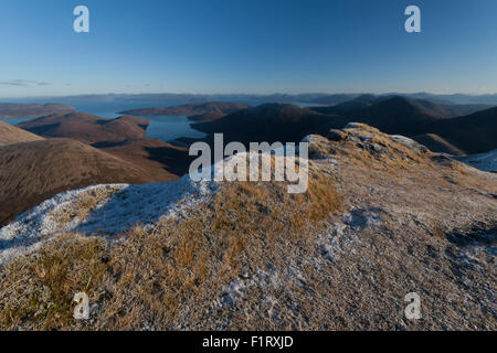 Surplombant le Loch Ainort du sommet de Marsco, Isle of Skye, Scotland, UK Banque D'Images