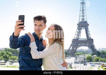 Couple en visite à Paris Banque D'Images