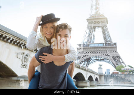 En couple à Paris Banque D'Images