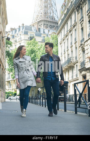 Couple en visite à Paris Banque D'Images