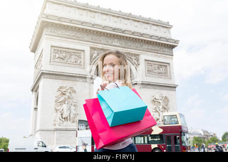 Couple shopping sur l'Avenue des Champs Elysées Banque D'Images