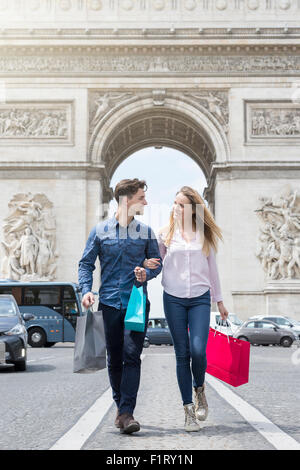 Couple shopping sur l'Avenue des Champs Elysées Banque D'Images