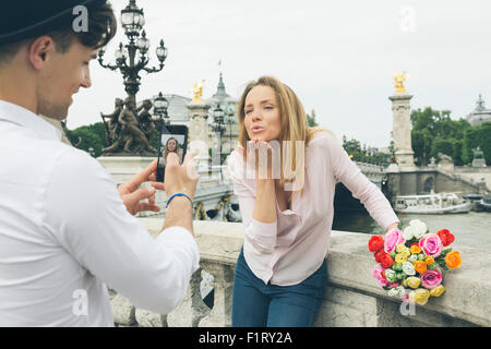 En couple à Paris Banque D'Images