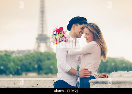 En couple à Paris Banque D'Images