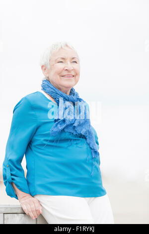 Smililing femme senior avec les cheveux gris Banque D'Images