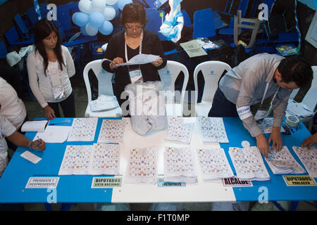 Mixco, Guatemala. Sep 6, 2015. Des représentants du Tribunal suprême électoral (TSE) compter les votes à un centre de vote lors des élections générales dans la municipalité de Mixco, Guatemala, Guatemala, ministère du 6 septembre 2015. Les élections générales au dimanche, les électeurs du Guatemala étaient attendus pour choisir un nouveau président, vice-président et 3 957 postes publics. © Luis Echeverria/Xinhua/Alamy Live News Banque D'Images