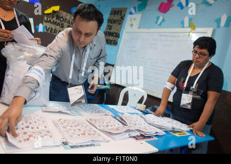 Mixco, Guatemala. Sep 6, 2015. Des représentants du Tribunal suprême électoral (TSE) compter les votes à un centre de vote lors des élections générales dans la municipalité de Mixco, Guatemala, Guatemala, ministère du 6 septembre 2015. Les élections générales au dimanche, les électeurs du Guatemala étaient attendus pour choisir un nouveau président, vice-président et 3 957 postes publics. © Luis Echeverria/Xinhua/Alamy Live News Banque D'Images