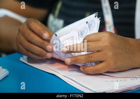 Mixco, Guatemala. Sep 6, 2015. Un représentant du Tribunal suprême électoral (TSE) compte les votes à un centre de vote lors des élections générales dans la municipalité de Mixco, Guatemala, Guatemala, ministère du 6 septembre 2015. Les élections générales au dimanche, les électeurs du Guatemala étaient attendus pour choisir un nouveau président, vice-président et 3 957 postes publics. © Luis Echeverria/Xinhua/Alamy Live News Banque D'Images