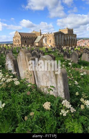 L'église de la Vierge Marie, les pierres tombales dans le cimetière entouré de persil de vache des fleurs au printemps, Whitby, North Yorkshire, England, UK Banque D'Images
