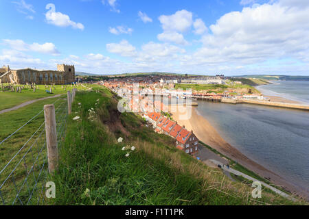 Eglise St Mary et cimetière avec vue sur la colline de Tate et de maisons de ville de plage de West Cliff, Whitby, Yorkshire, Angleterre, Royaume-Uni Banque D'Images