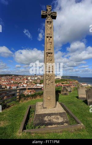 Caedmon's Cross dans le style celtique, Saint Mary's Churchyard, Whitby, North Yorkshire, Angleterre, Royaume-Uni, Europe Banque D'Images