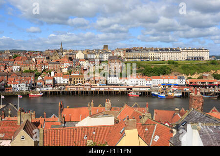 Vue sur les toits de la ville côté ouest, des bateaux, de la jetée, le marché aux poissons et elegant hotels, Whitby, North Yorkshire, England, UK Banque D'Images