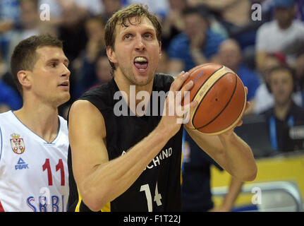 Berlin, Allemagne. 06 Sep, 2015. L'Allemagne Dirk Nowitzki (R) convoite la la balle avec la Serbie de Nemanja Nedovic rivalisent pour le ballon pendant le match de basket-ball Championnat d'Europe entre l'Allemagne et la Serbie à Berlin, Allemagne, 06 septembre 2015. Photo : Rainer Jensen/dpa/Alamy Live News Banque D'Images