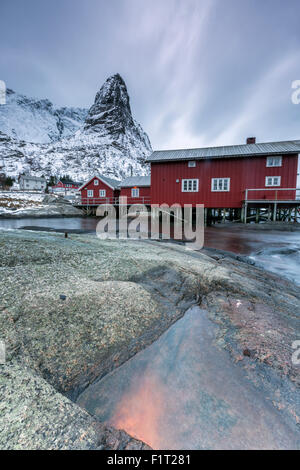 Maisons de pêcheurs typique rouge appelé Rorbu, Reine. Les îles Lofoten, dans le Nord de la Norvège, Scandinavie, l'Europe, de l'Arctique Banque D'Images