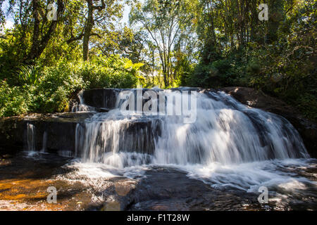 Mandala Falls qui coule dans le lac artificiel sur le barrage de Mulunguzi, Plateau de Zomba, Malawi, Afrique Banque D'Images