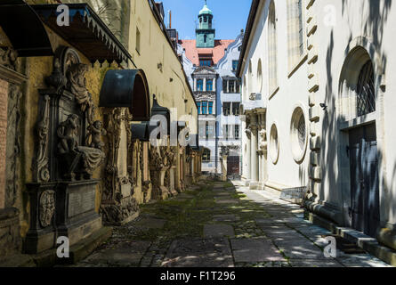 L'église Trinity's cemetery stèles funéraires, l'église de la Sainte Trinité, Regensburg, UNESCO World Heritage Site, Bavière, Allemagne Banque D'Images