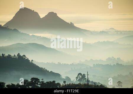 Lever du soleil et du brouillard sur les montagnes entourant Blantyre, Malawi, Afrique Banque D'Images